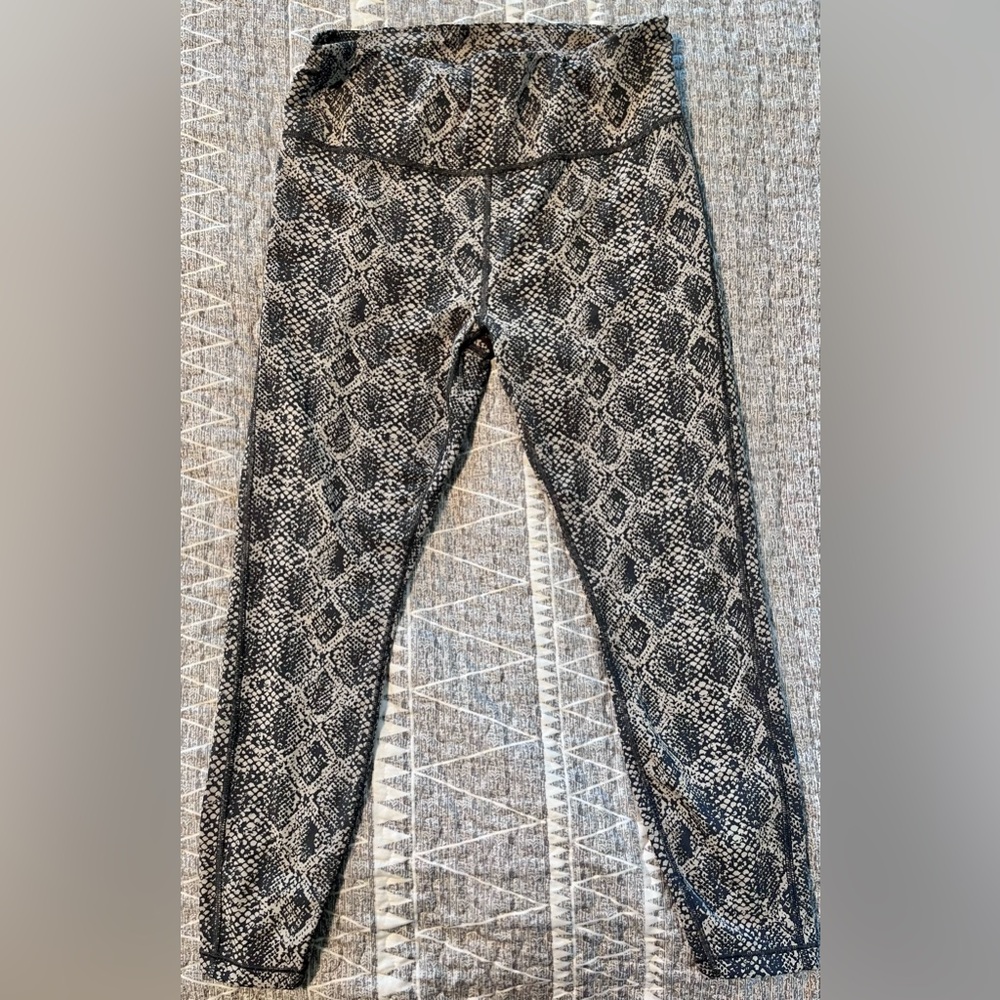 Athleta Ultimate 7/8 Tight Snakeskin Print Leggings Size M High Rise